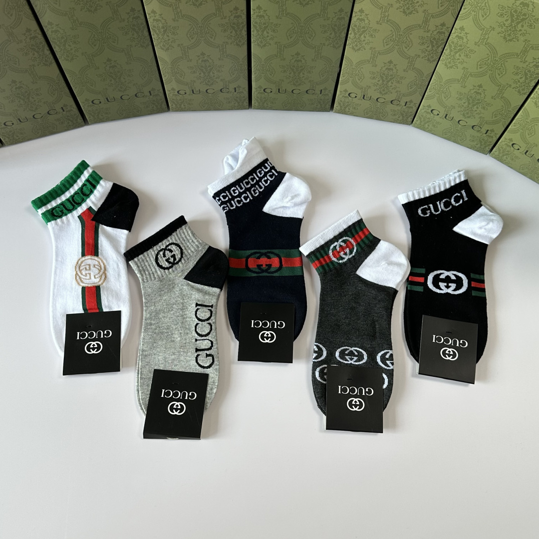 💛配专柜包装 Gucci（古驰）新款中短款堆堆袜袜子！一盒五双，专柜同步筒袜袜子，💛大牌出街，潮人必备。超好搭