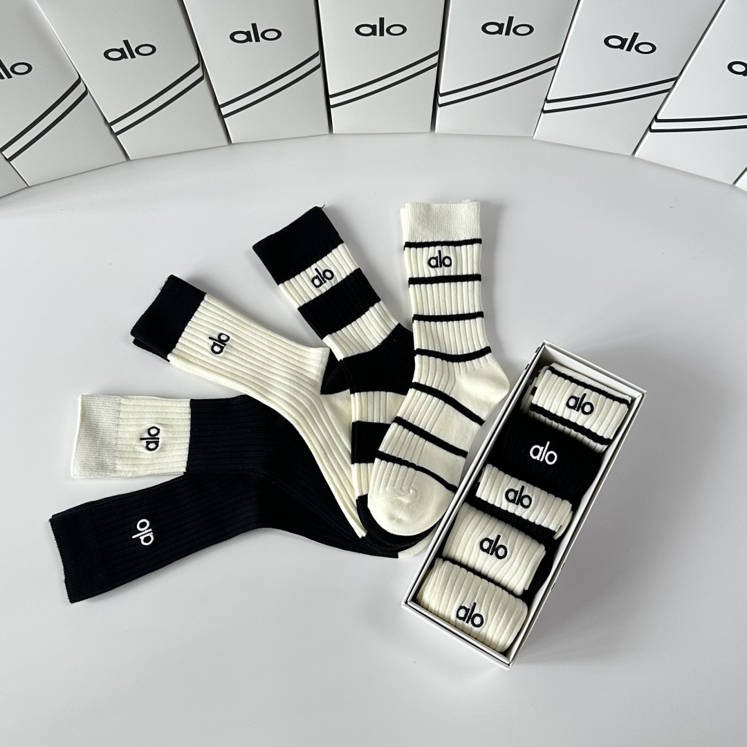 💛配专柜包装 ALO 新款羊绒双针刺绣中长款堆堆袜袜子！一盒五双，专柜同步筒袜袜子，💛大牌出街，潮人必备。超好搭