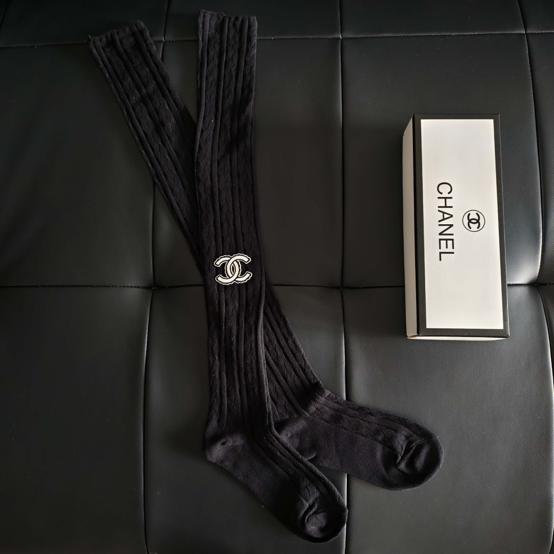 💛配包装 CHANEL (香奈儿)爆款出货 新款双针过膝堆堆袜袜子🧦!搭配长靴必备,一盒一双,专柜同步筒袜袜子,💛大牌出 💛配包装 CHANEL (香奈儿)爆款出货 新款双针过膝堆堆袜袜子🧦!搭配长靴必备,一盒一双,专柜同步筒袜袜子,💛大牌出