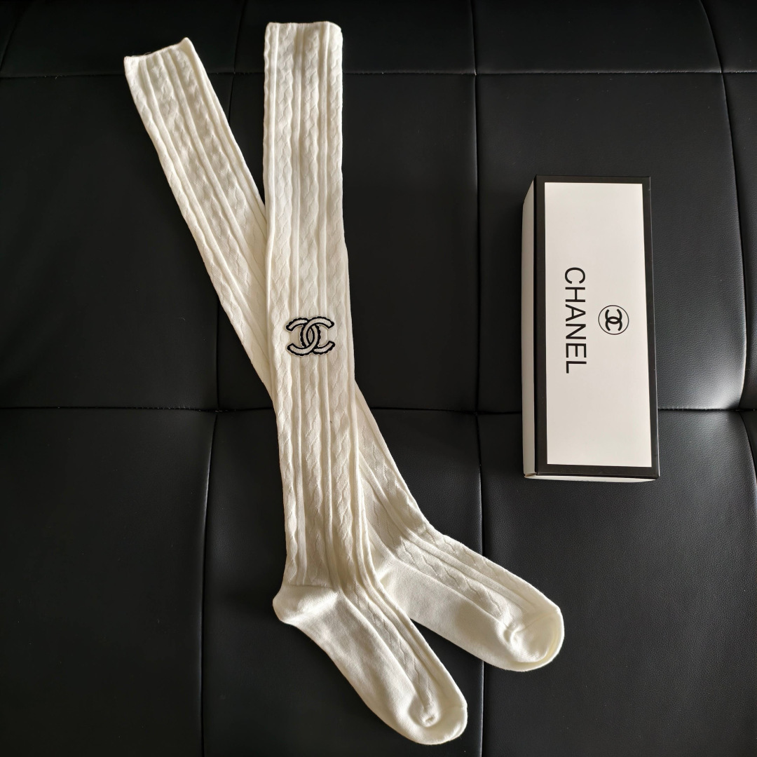 💛配包装 CHANEL (香奈儿)爆款出货 新款双针过膝堆堆袜袜子🧦!搭配长靴必备,一盒一双,专柜同步筒袜袜子,💛大牌出 💛配包装 CHANEL (香奈儿)爆款出货 新款双针过膝堆堆袜袜子🧦!搭配长靴必备,一盒一双,专柜同步筒袜袜子,💛大牌出