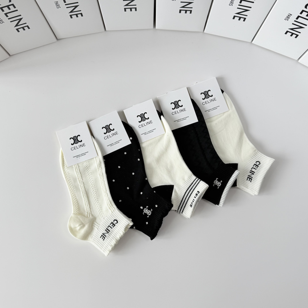 💛配包装 Celine（赛琳）新款中短款堆堆袜袜子！一盒五双， 专柜同步筒款袜子，💛大牌出街，潮人必备。超好搭