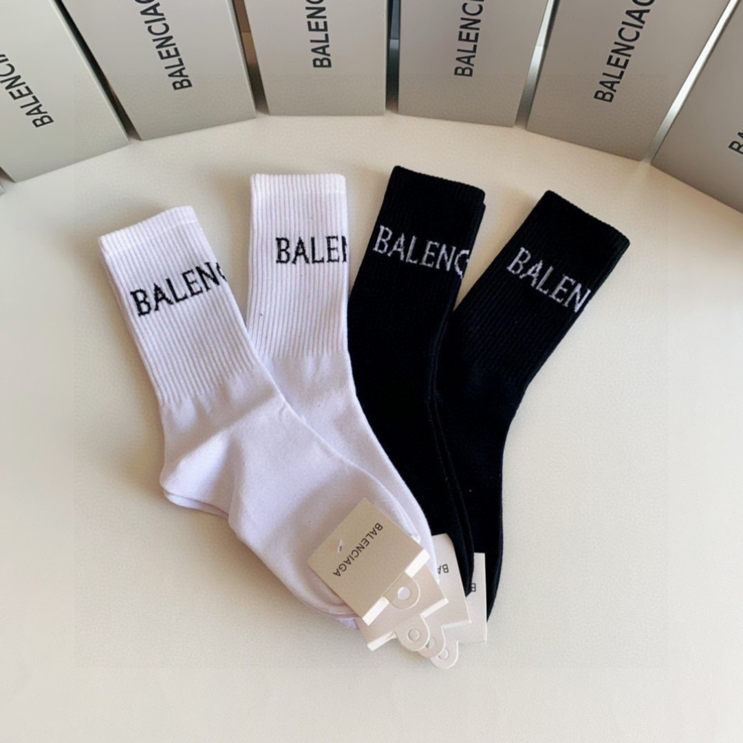 💛配专柜包装 Balenciaga（巴黎世家）新款中长款堆堆袜袜子！一盒四双，专柜同步筒袜袜子，💛大牌出街，潮人必备。超