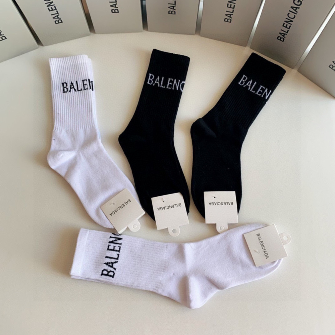 💛配专柜包装 Balenciaga（巴黎世家）新款中长款堆堆袜袜子！一盒四双，专柜同步筒袜袜子，💛大牌出街，潮人必备。超