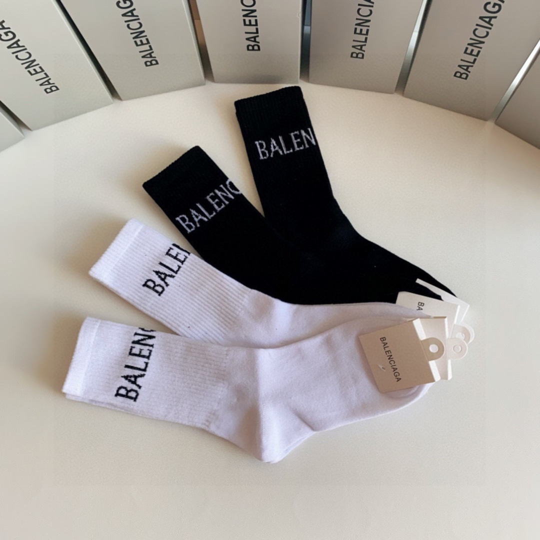 💛配专柜包装 Balenciaga（巴黎世家）新款中长款堆堆袜袜子！一盒四双，专柜同步筒袜袜子，💛大牌出街，潮人必备。超