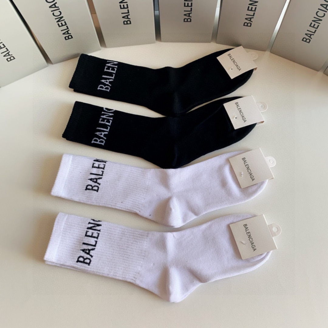 💛配专柜包装 Balenciaga（巴黎世家）新款中长款堆堆袜袜子！一盒四双，专柜同步筒袜袜子，💛大牌出街，潮人必备。超