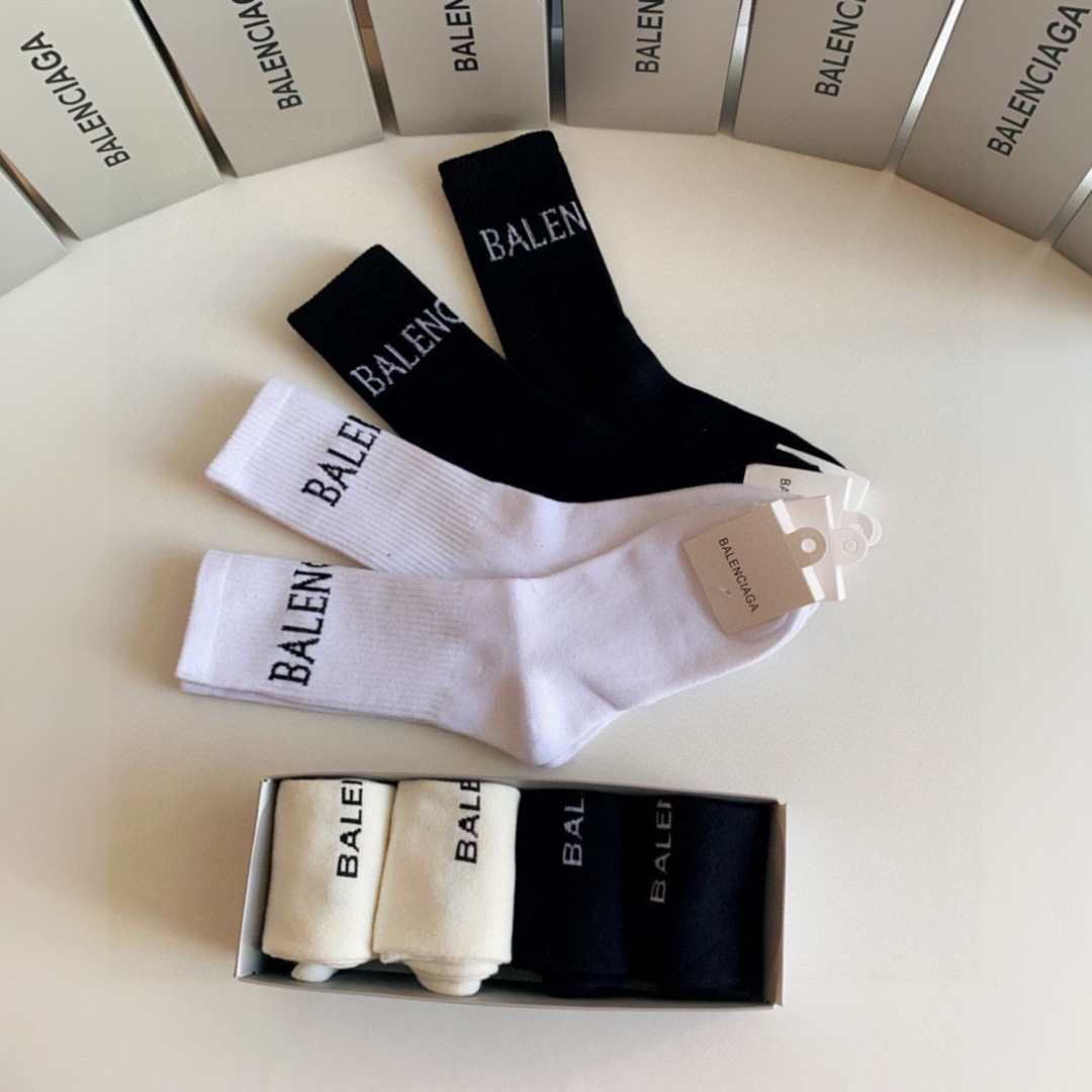💛配专柜包装 Balenciaga（巴黎世家）新款中长款堆堆袜袜子！一盒四双，专柜同步筒袜袜子，💛大牌出街，潮人必备。超