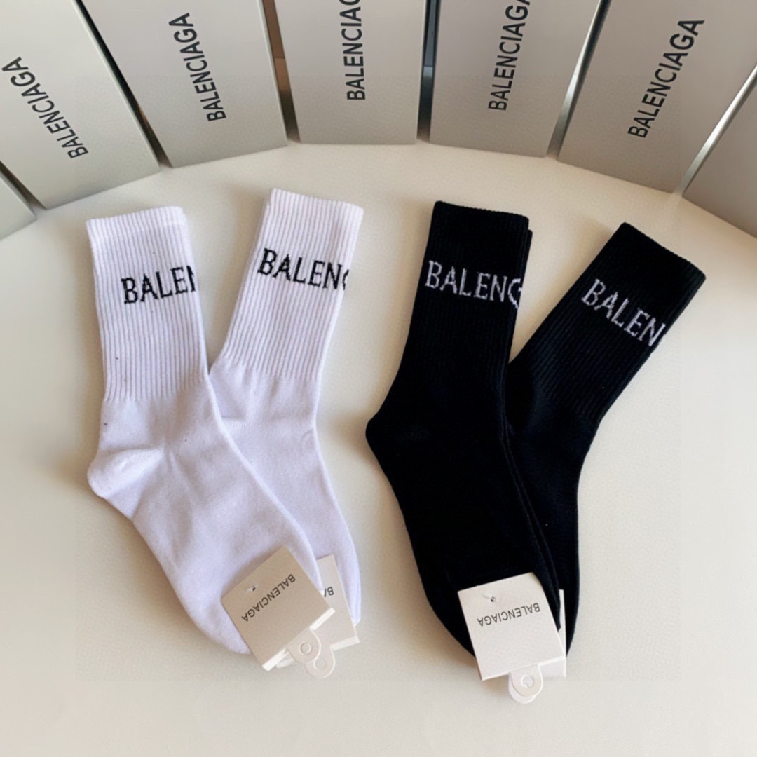 💛配专柜包装 Balenciaga（巴黎世家）新款中长款堆堆袜袜子！一盒四双，专柜同步筒袜袜子，💛大牌出街，潮人必备。超