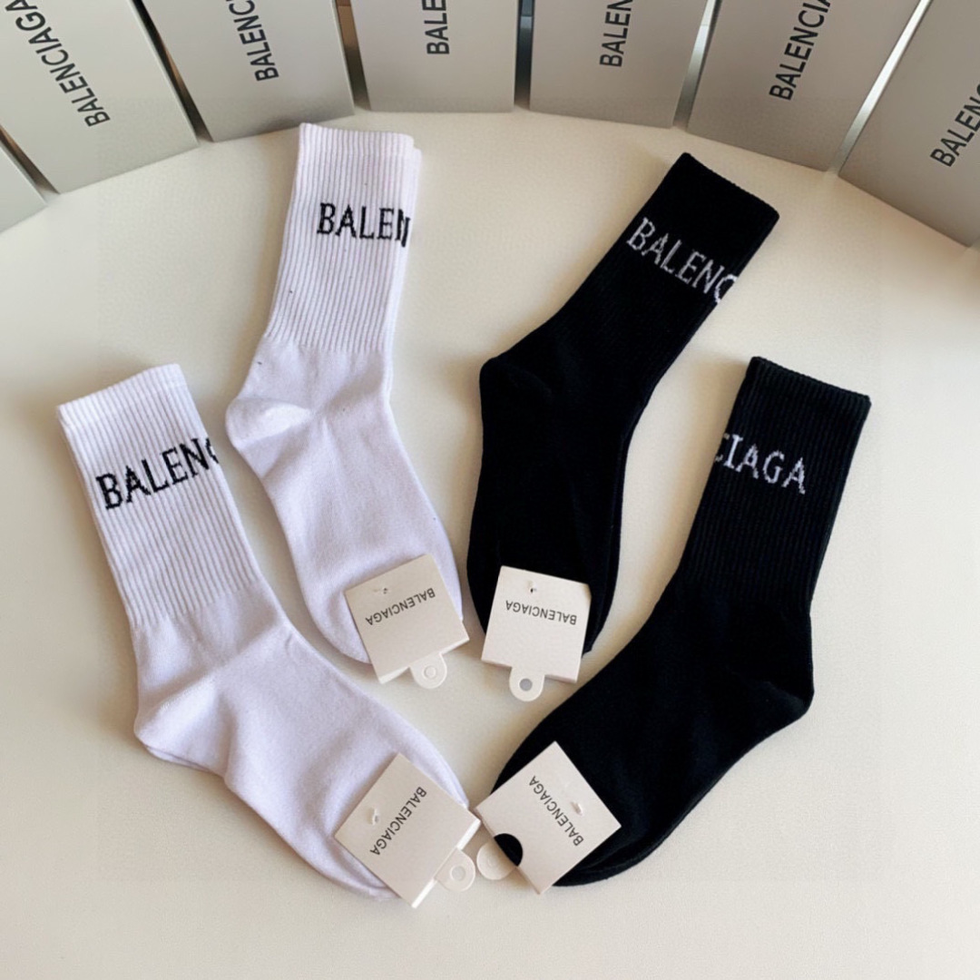 💛配专柜包装 Balenciaga（巴黎世家）新款中长款堆堆袜袜子！一盒四双，专柜同步筒袜袜子，💛大牌出街，潮人必备。超