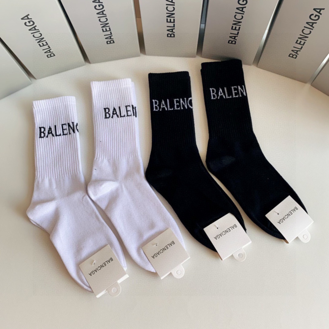 💛配专柜包装 Balenciaga（巴黎世家）新款中长款堆堆袜袜子！一盒四双，专柜同步筒袜袜子，💛大牌出街，潮人必备。超