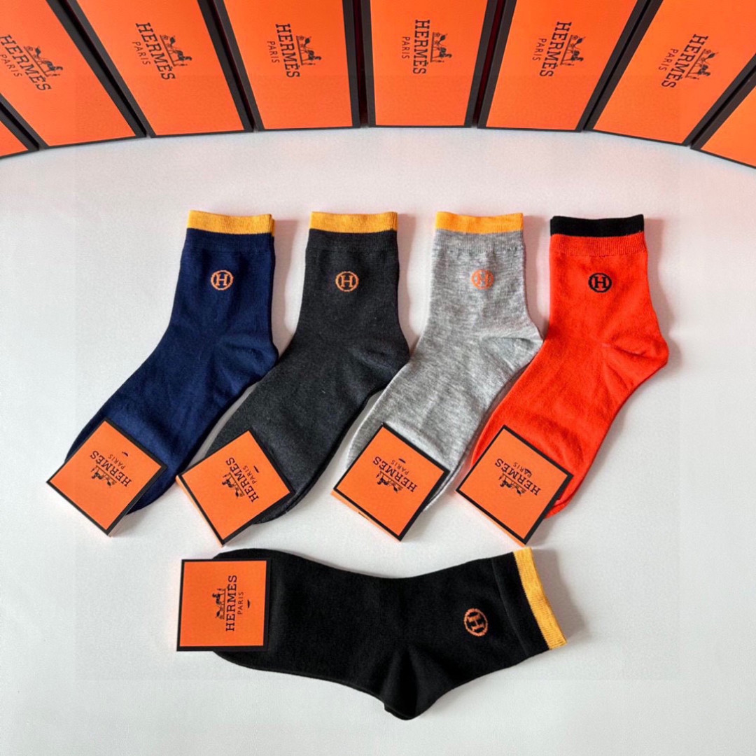 💛配包装 Hermes （爱马仕）新款中长款堆堆袜袜子！一盒五双， 专柜同步筒款袜子，💛大牌出街，潮人必备。超好搭