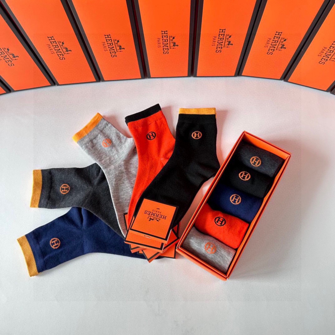💛配包装 Hermes （爱马仕）新款中长款堆堆袜袜子！一盒五双， 专柜同步筒款袜子，💛大牌出街，潮人必备。超好搭