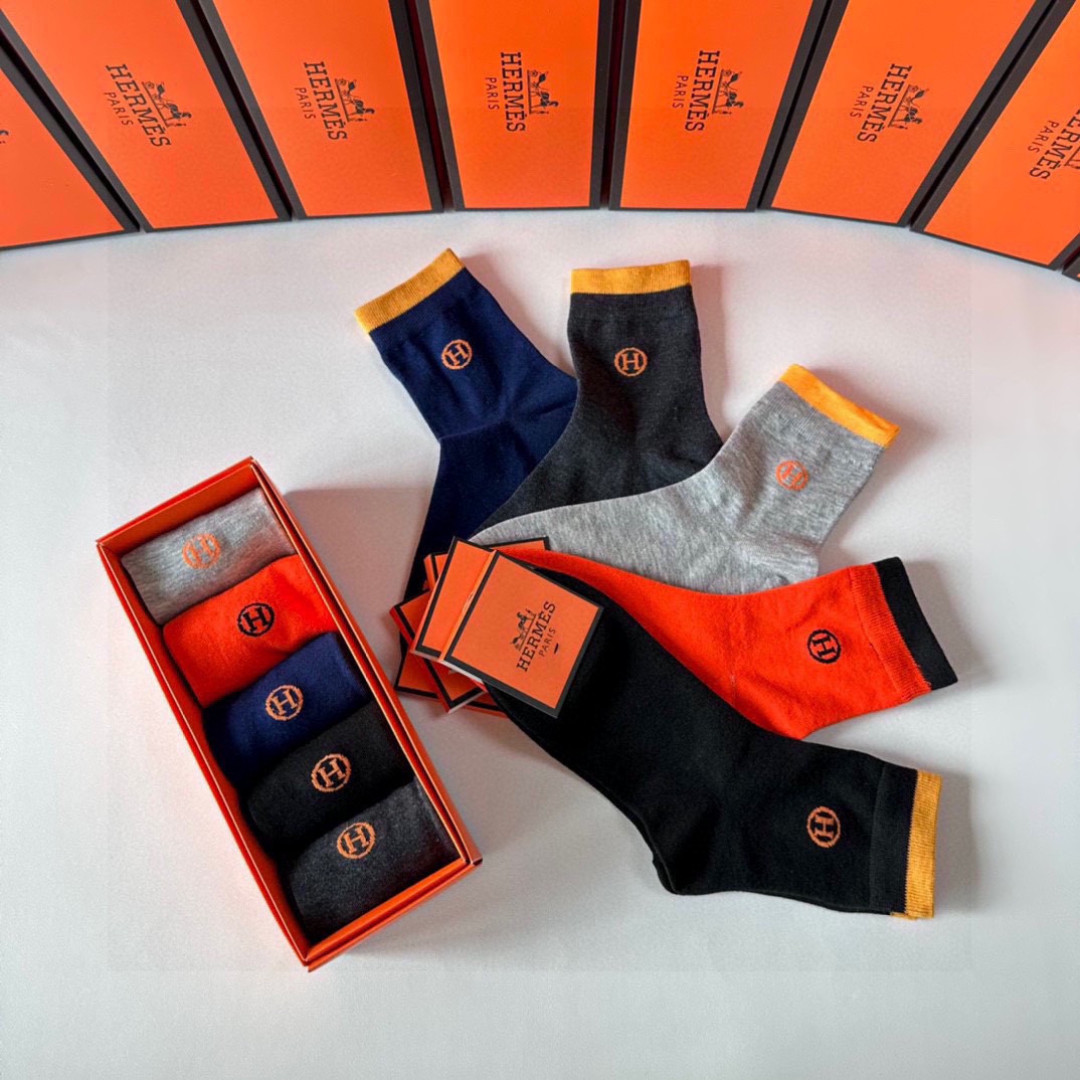 💛配包装 Hermes （爱马仕）新款中长款堆堆袜袜子！一盒五双， 专柜同步筒款袜子，💛大牌出街，潮人必备。超好搭