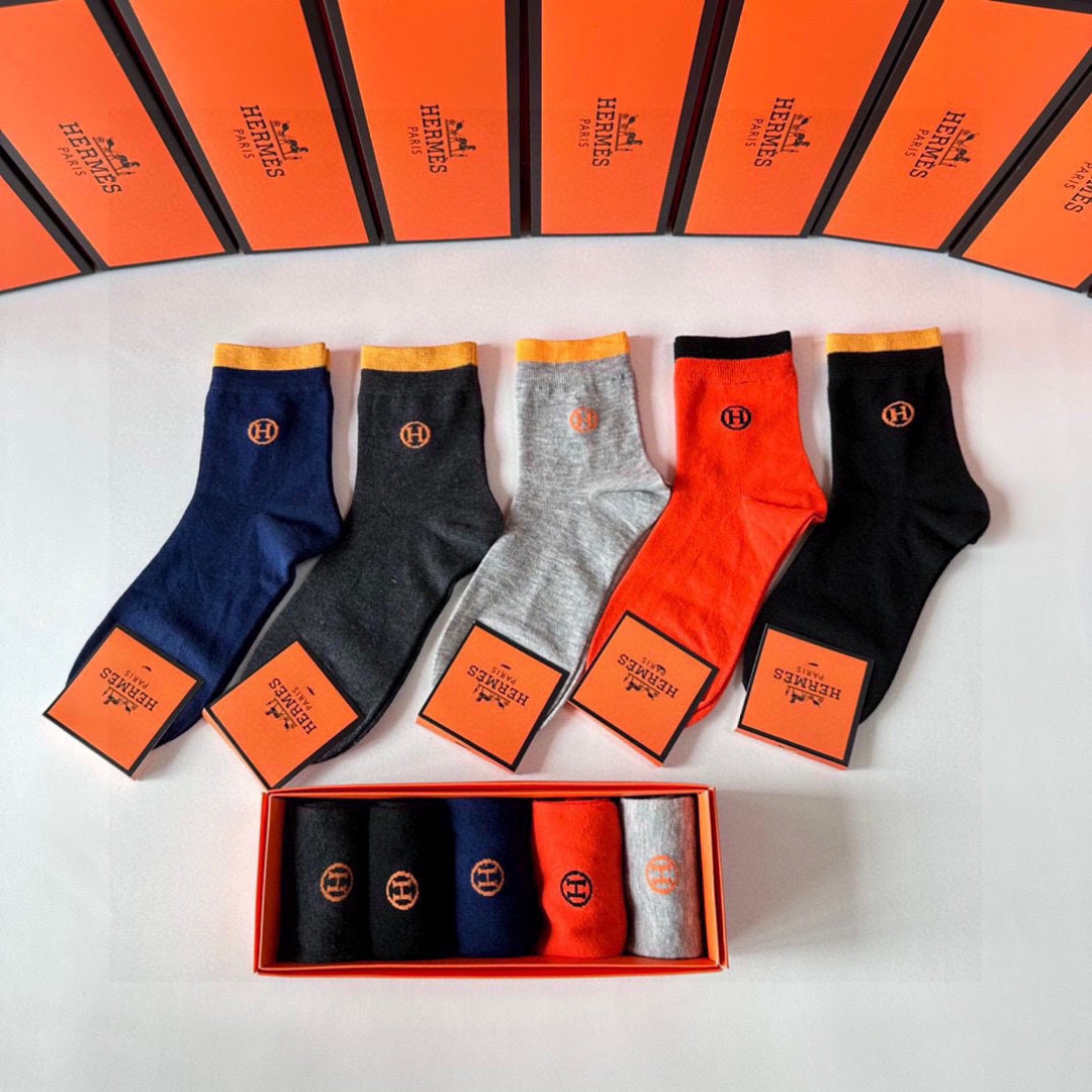💛配包装 Hermes （爱马仕）新款中长款堆堆袜袜子！一盒五双， 专柜同步筒款袜子，💛大牌出街，潮人必备。超好搭