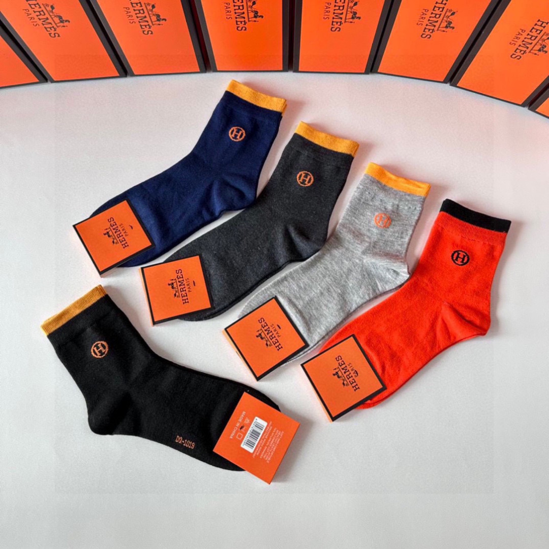 💛配包装 Hermes （爱马仕）新款中长款堆堆袜袜子！一盒五双， 专柜同步筒款袜子，💛大牌出街，潮人必备。超好搭