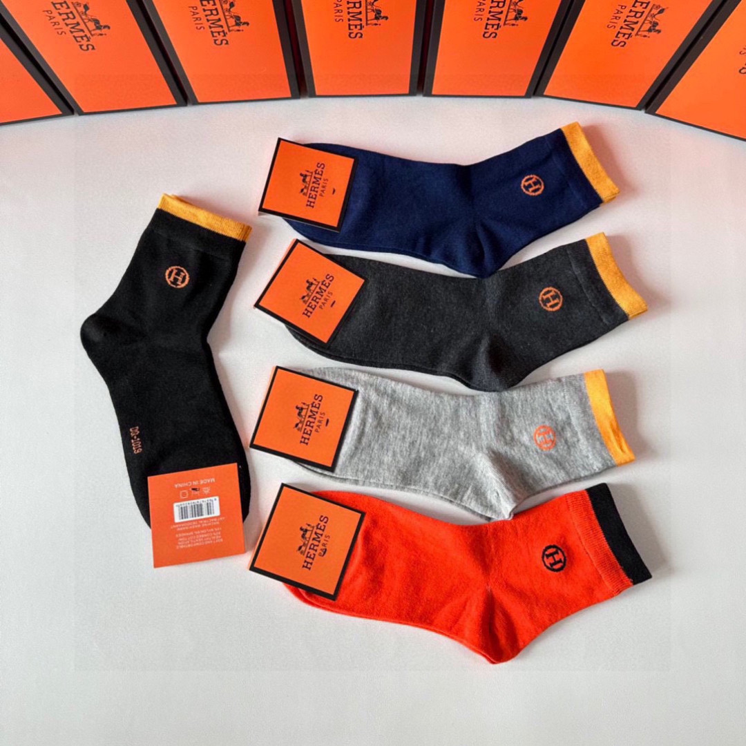 💛配包装 Hermes （爱马仕）新款中长款堆堆袜袜子！一盒五双， 专柜同步筒款袜子，💛大牌出街，潮人必备。超好搭