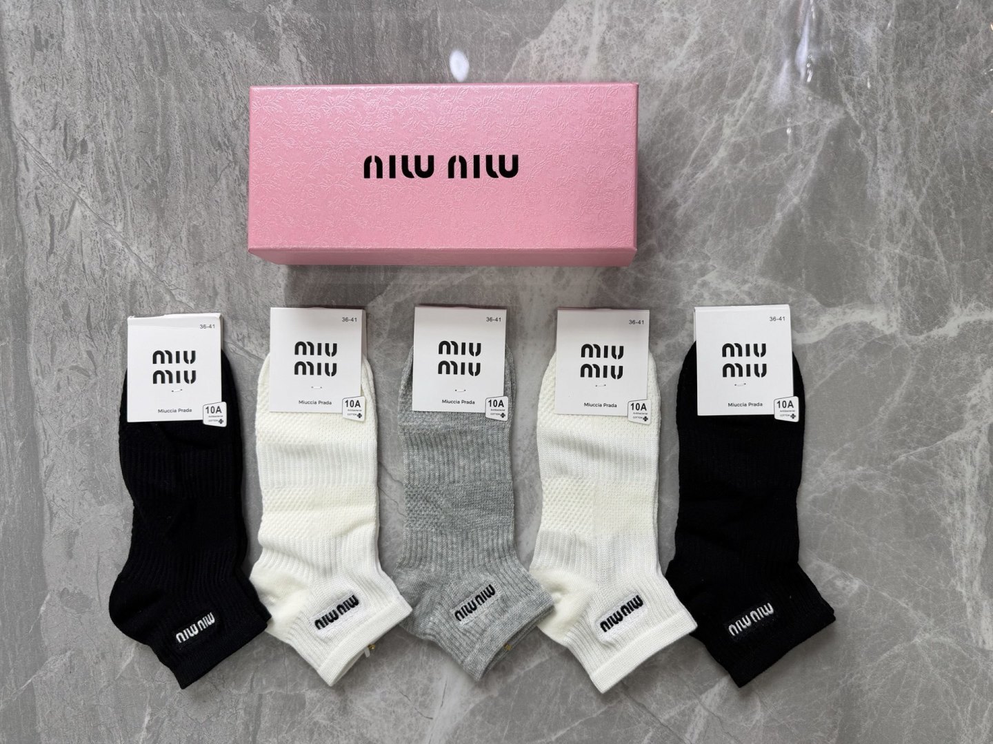 💛配包装 MiuMiu（缪缪）新款刺绣中短款堆袜袜子！一盒五双， 专柜同步筒袜袜子，💛大牌出街，潮人必备。超好搭。