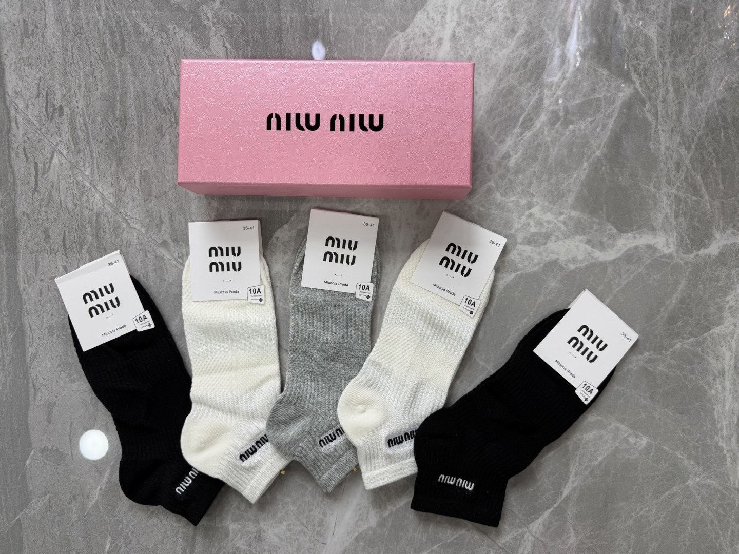 💛配包装 MiuMiu（缪缪）新款刺绣中短款堆袜袜子！一盒五双， 专柜同步筒袜袜子，💛大牌出街，潮人必备。超好搭。
