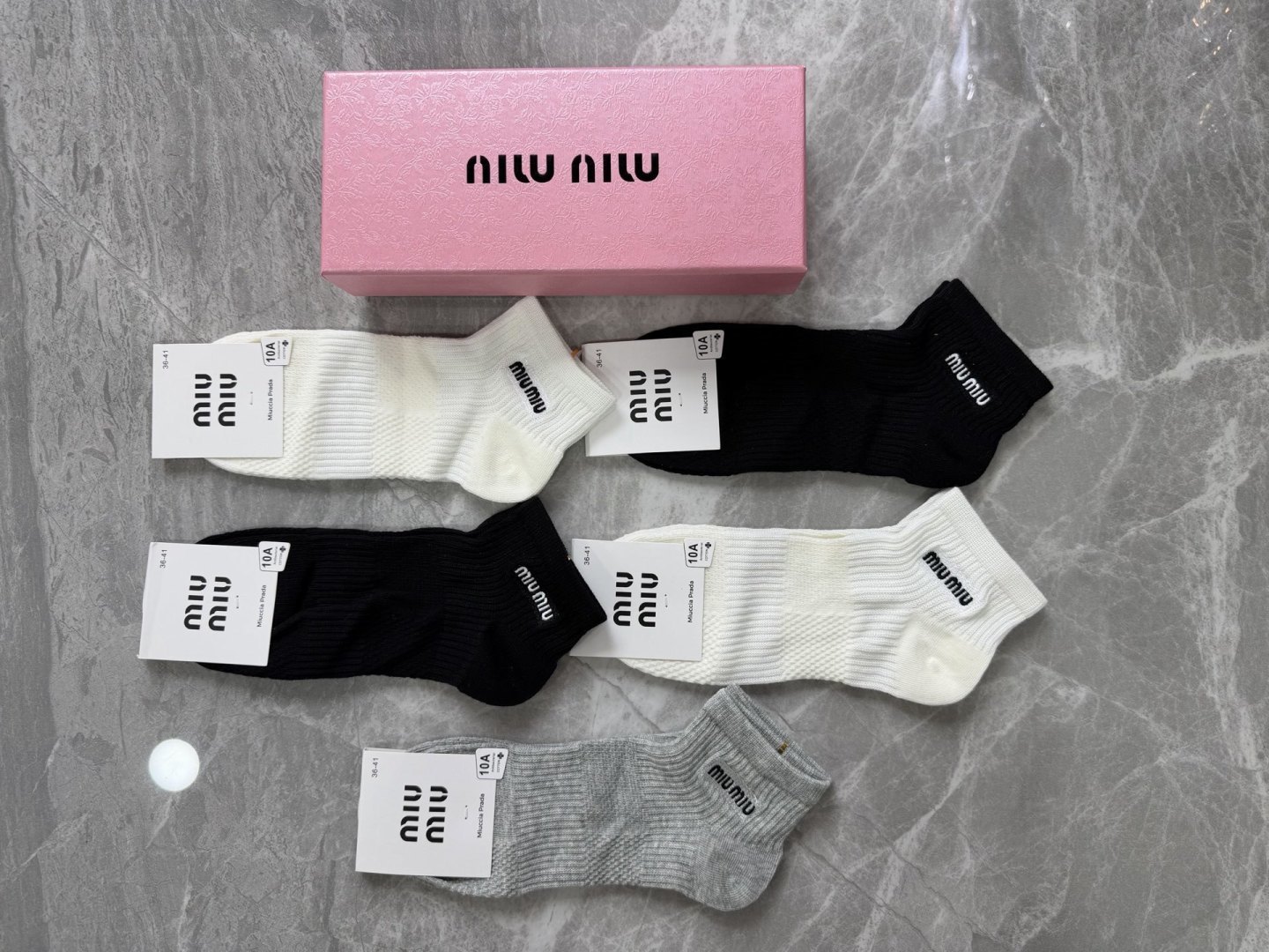 💛配包装 MiuMiu（缪缪）新款刺绣中短款堆袜袜子！一盒五双， 专柜同步筒袜袜子，💛大牌出街，潮人必备。超好搭。