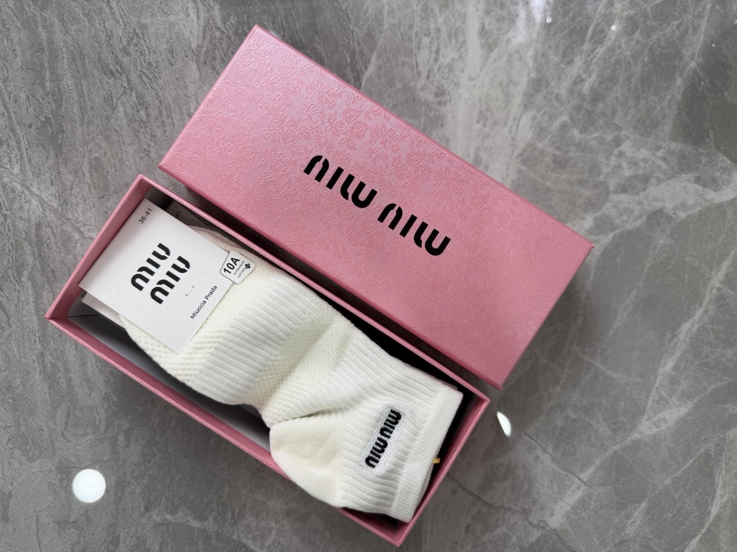 💛配包装 MiuMiu（缪缪）新款刺绣中短款堆袜袜子！一盒五双， 专柜同步筒袜袜子，💛大牌出街，潮人必备。超好搭。