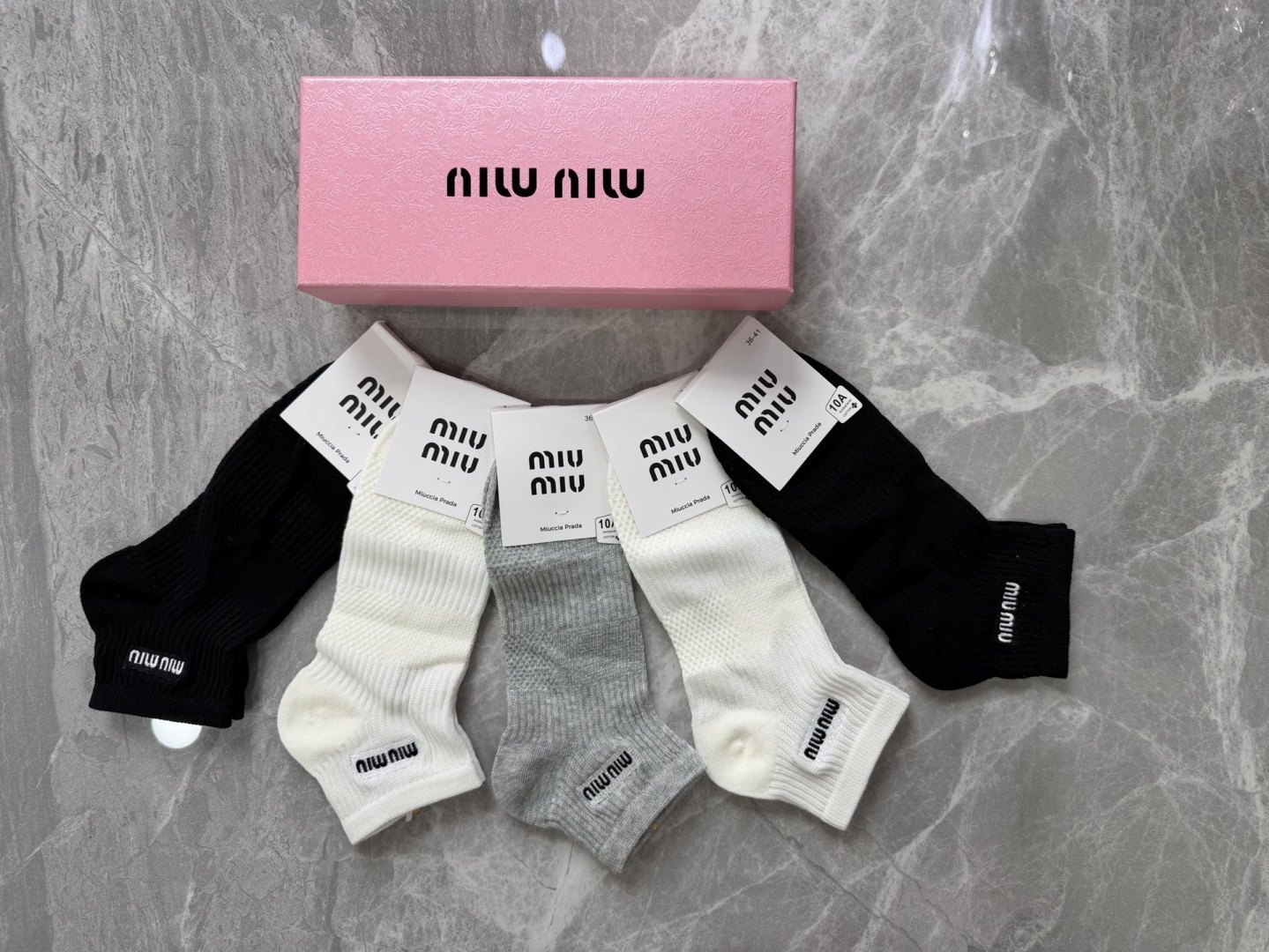 💛配包装 MiuMiu（缪缪）新款刺绣中短款堆袜袜子！一盒五双， 专柜同步筒袜袜子，💛大牌出街，潮人必备。超好搭。