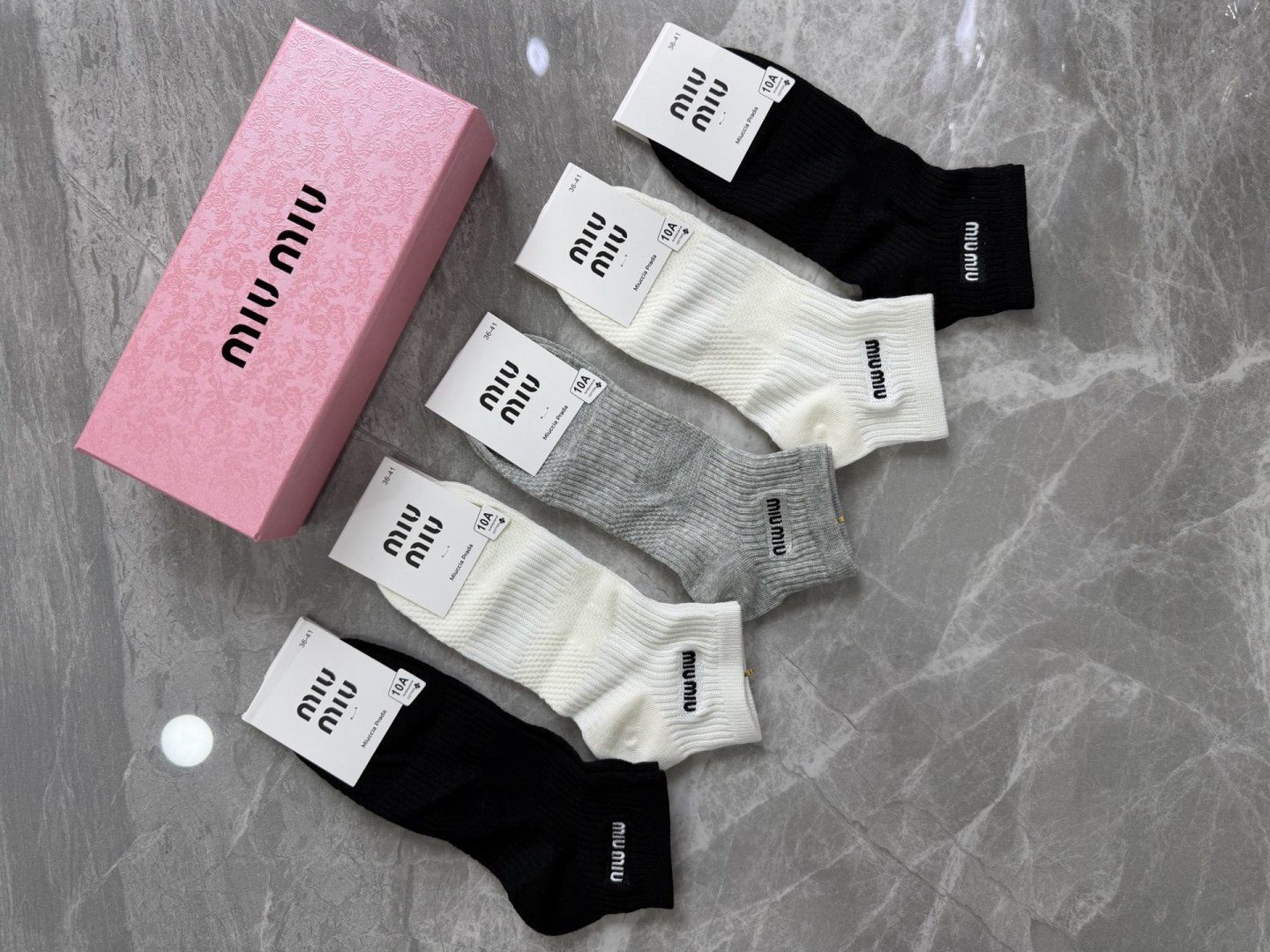 💛配包装 MiuMiu（缪缪）新款刺绣中短款堆袜袜子！一盒五双， 专柜同步筒袜袜子，💛大牌出街，潮人必备。超好搭。