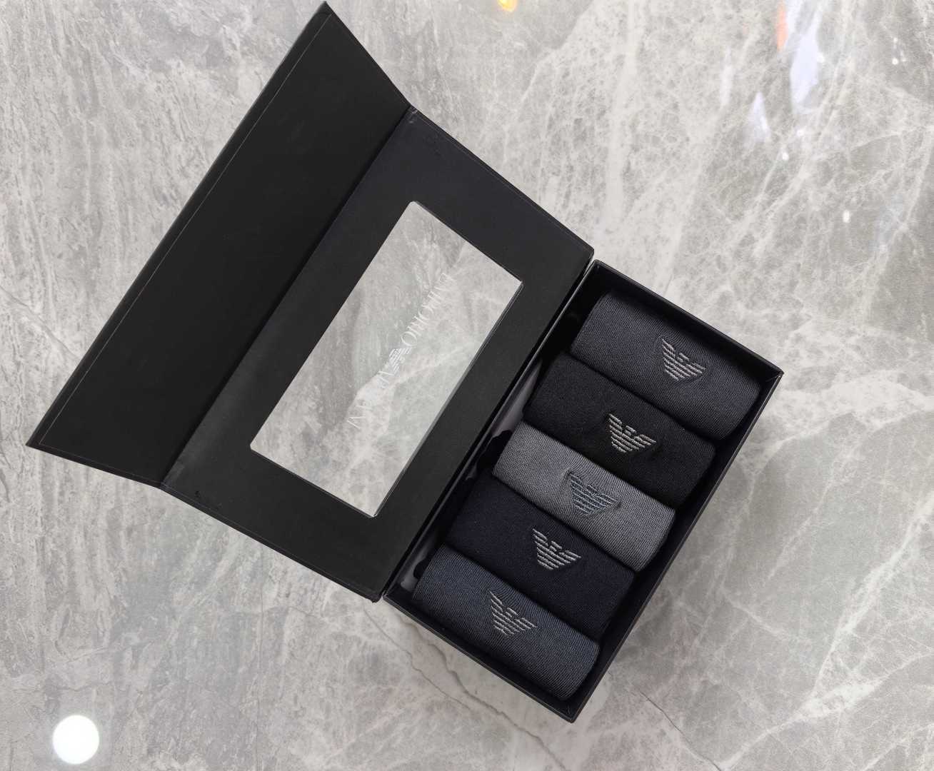 💛配专柜包装 阿玛尼 新款刺绣中长款堆堆袜袜子！一盒五双，专柜同步筒袜袜子，💛大牌出街，潮人必备。超好搭