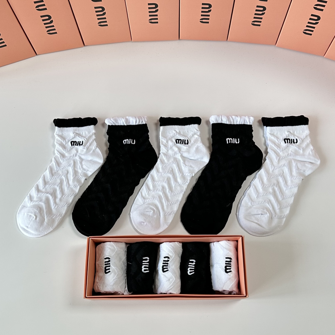 💛配包装 MiuMiu（缪缪）新款刺绣中长款堆堆袜袜子！一盒五双， 专柜同步筒款袜子，💛大牌出街，潮人必备。超好搭