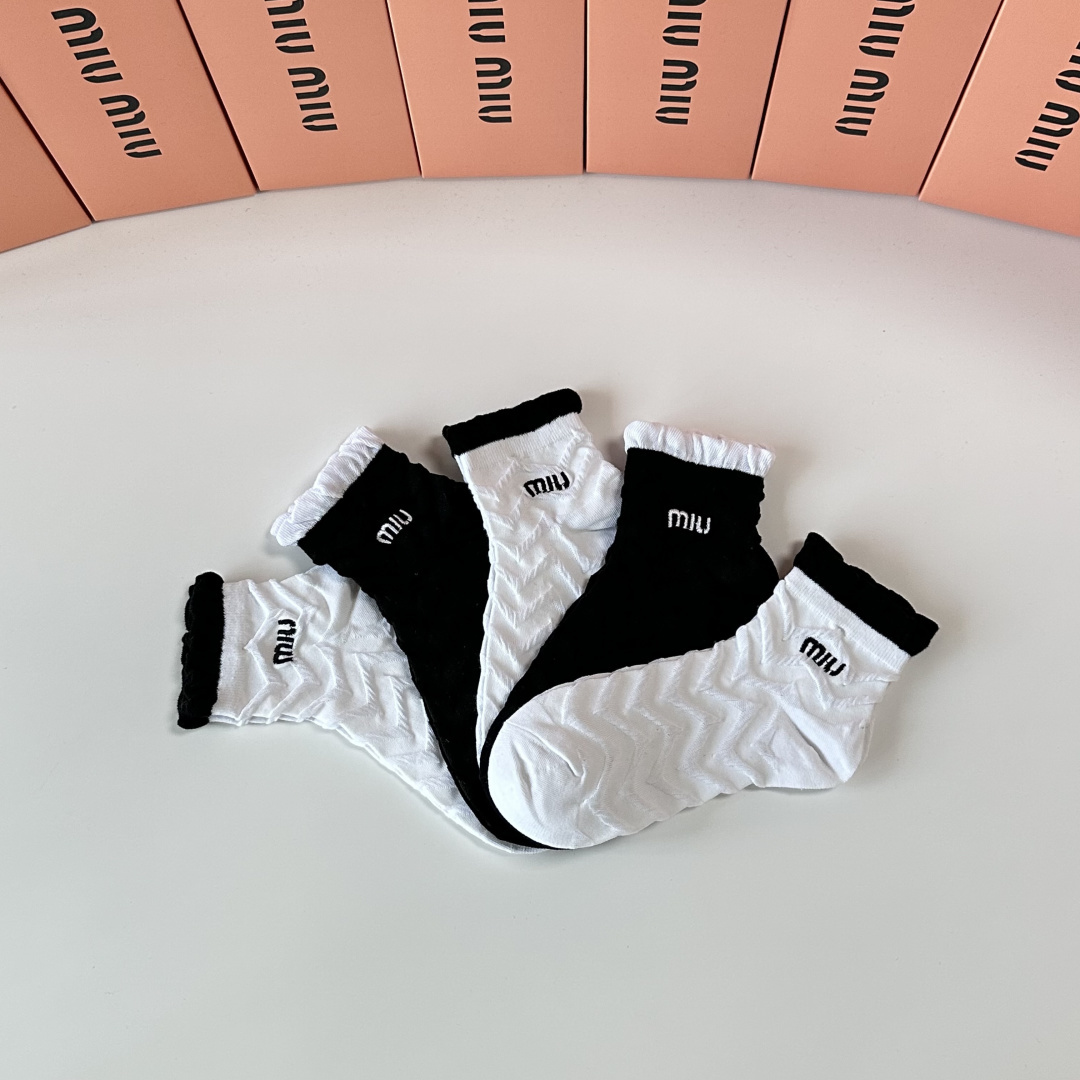 💛配包装 MiuMiu（缪缪）新款刺绣中长款堆堆袜袜子！一盒五双， 专柜同步筒款袜子，💛大牌出街，潮人必备。超好搭