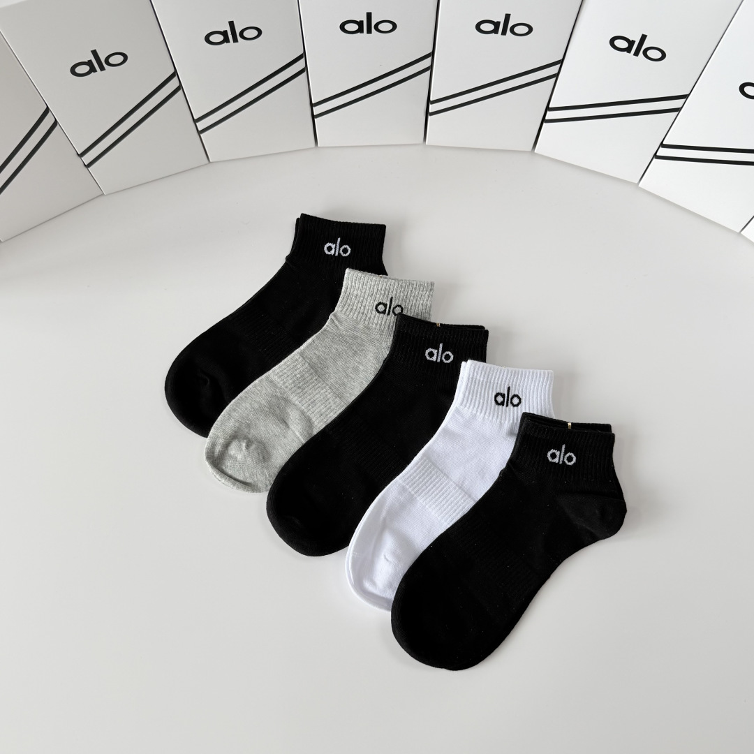 💛配包装 Alo（阿洛）新款中短款堆堆袜袜子！一盒五双， 专柜同步筒款袜子，💛大牌出街，潮人必备。超好搭