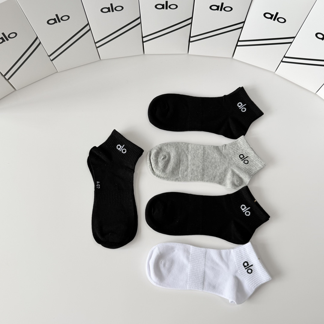 💛配包装 Alo（阿洛）新款中短款堆堆袜袜子！一盒五双， 专柜同步筒款袜子，💛大牌出街，潮人必备。超好搭