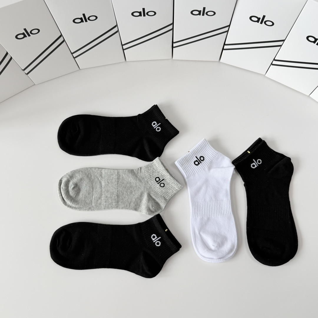 💛配包装 Alo（阿洛）新款中短款堆堆袜袜子！一盒五双， 专柜同步筒款袜子，💛大牌出街，潮人必备。超好搭