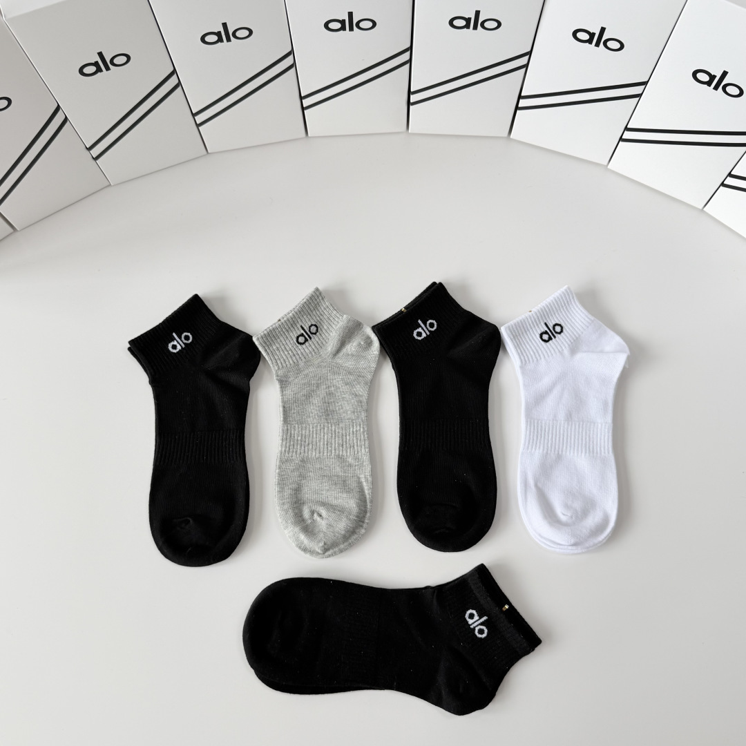 💛配包装 Alo（阿洛）新款中短款堆堆袜袜子！一盒五双， 专柜同步筒款袜子，💛大牌出街，潮人必备。超好搭