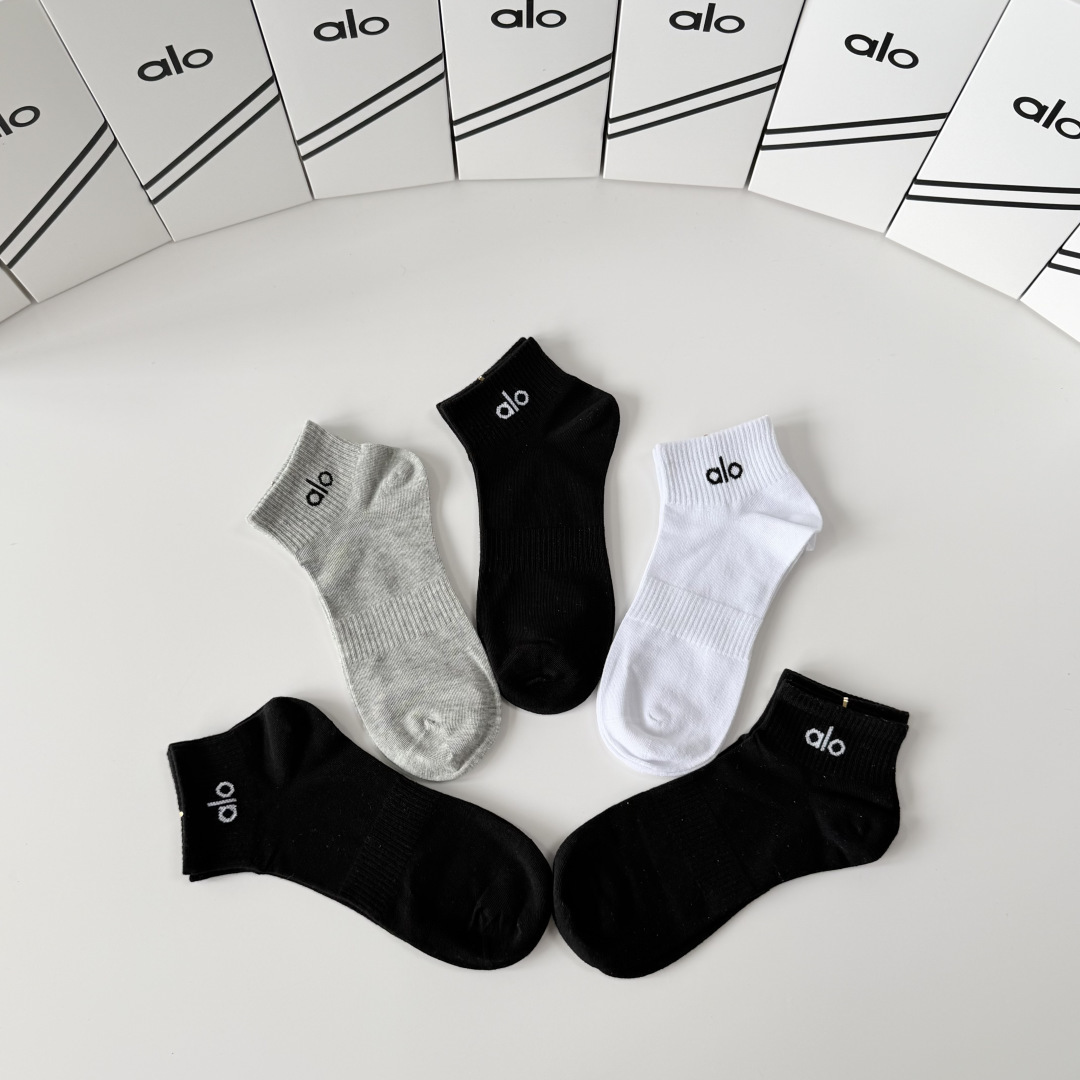 💛配包装 Alo（阿洛）新款中短款堆堆袜袜子！一盒五双， 专柜同步筒款袜子，💛大牌出街，潮人必备。超好搭