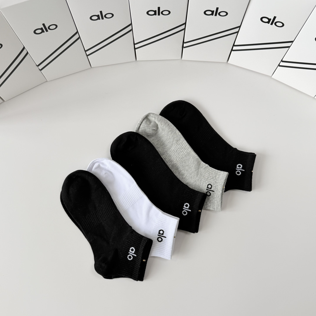 💛配包装 Alo（阿洛）新款中短款堆堆袜袜子！一盒五双， 专柜同步筒款袜子，💛大牌出街，潮人必备。超好搭