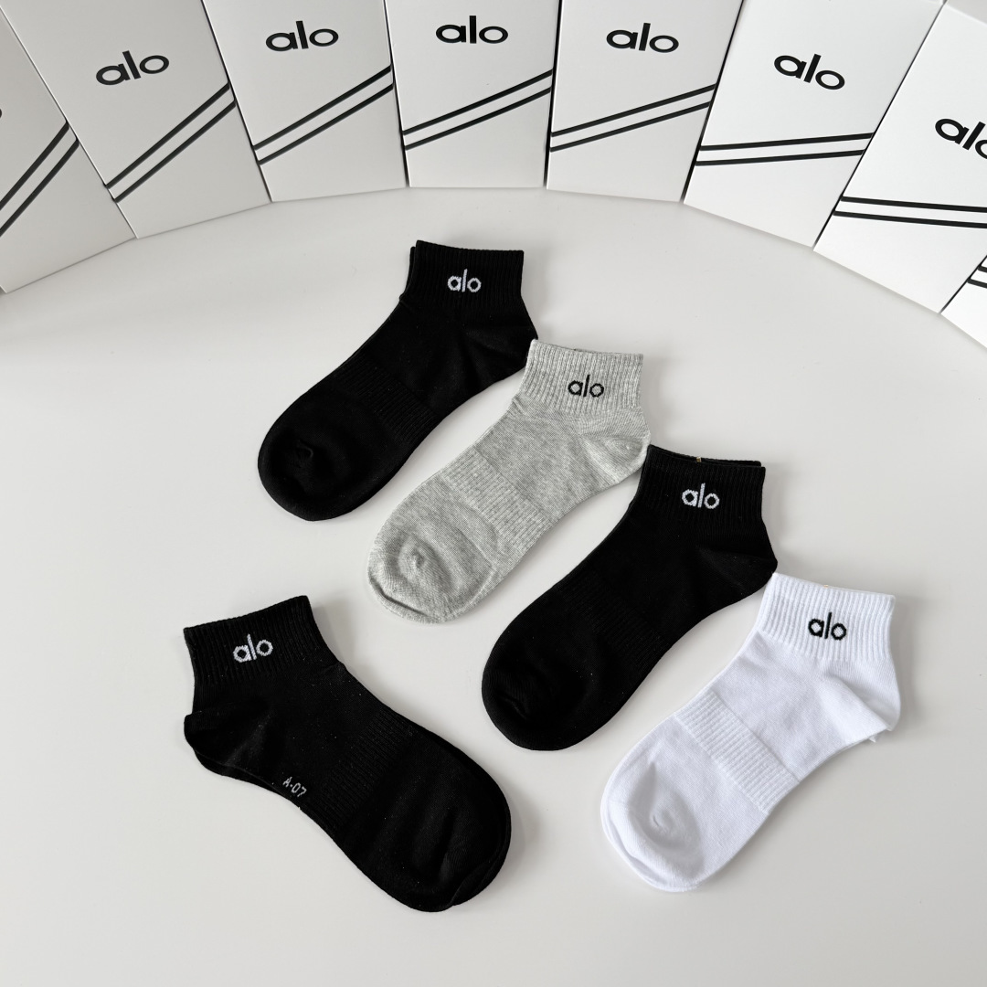 💛配包装 Alo（阿洛）新款中短款堆堆袜袜子！一盒五双， 专柜同步筒款袜子，💛大牌出街，潮人必备。超好搭