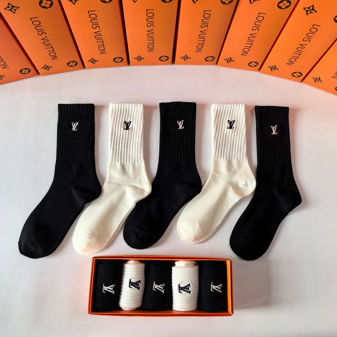 💛配专柜包装 LV（路易威登）新款羊绒刺绣中长款堆堆袜袜子！一盒五双，专柜同步筒袜袜子，💛大牌出街，潮人必备。超好搭