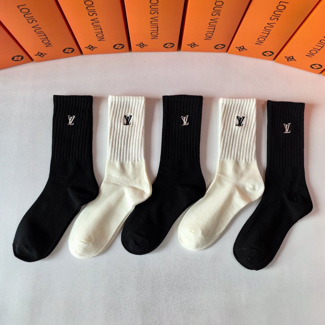 💛配专柜包装 LV（路易威登）新款羊绒刺绣中长款堆堆袜袜子！一盒五双，专柜同步筒袜袜子，💛大牌出街，潮人必备。超好搭