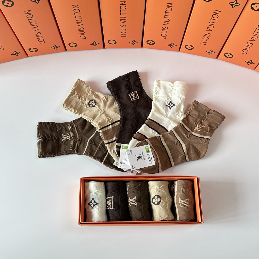 💛配专柜包装 LV（路易威登）新款中长筒袜堆堆袜袜子！一盒五双，专柜同步筒袜袜子，💛大牌出街，潮人必备。超好搭