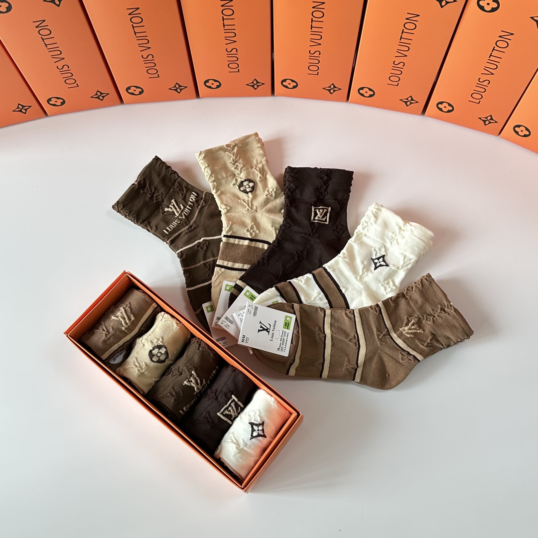 💛配专柜包装 LV（路易威登）新款中长筒袜堆堆袜袜子！一盒五双，专柜同步筒袜袜子，💛大牌出街，潮人必备。超好搭