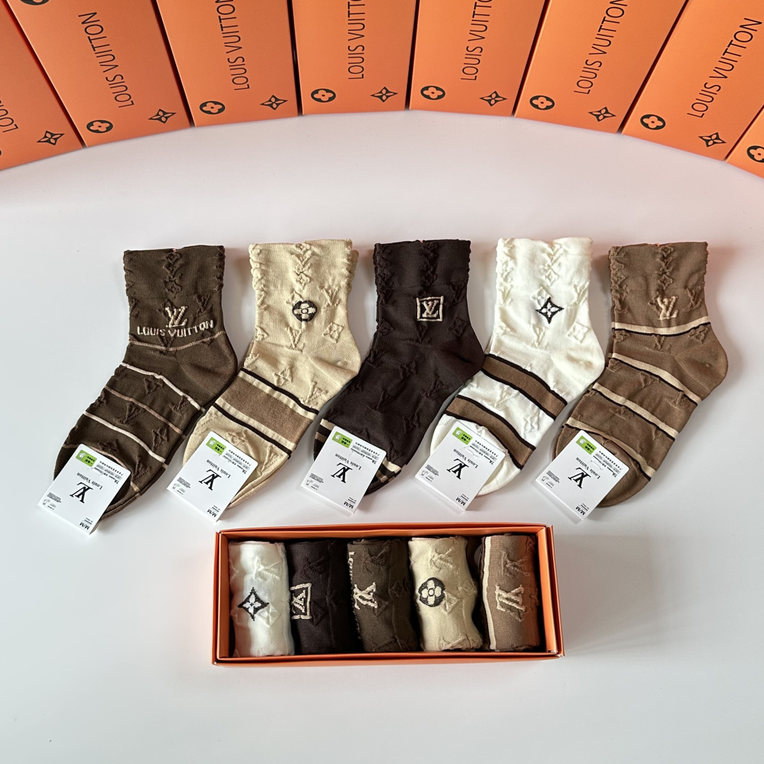 💛配专柜包装 LV（路易威登）新款中长筒袜堆堆袜袜子！一盒五双，专柜同步筒袜袜子，💛大牌出街，潮人必备。超好搭
