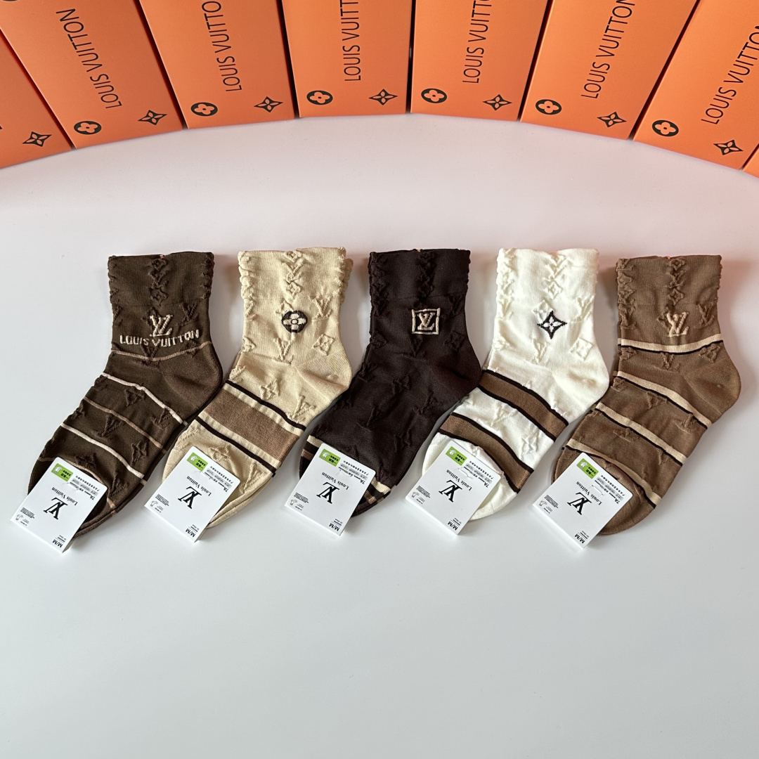 💛配专柜包装 LV（路易威登）新款中长筒袜堆堆袜袜子！一盒五双，专柜同步筒袜袜子，💛大牌出街，潮人必备。超好搭