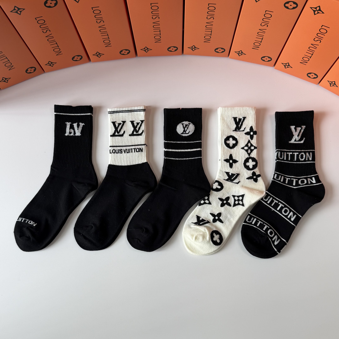 💛配专柜包装 LV（路易威登）新款中长款堆堆袜袜子！一盒五双，专柜同步筒袜袜子，💛大牌出街，潮人必备。超好搭