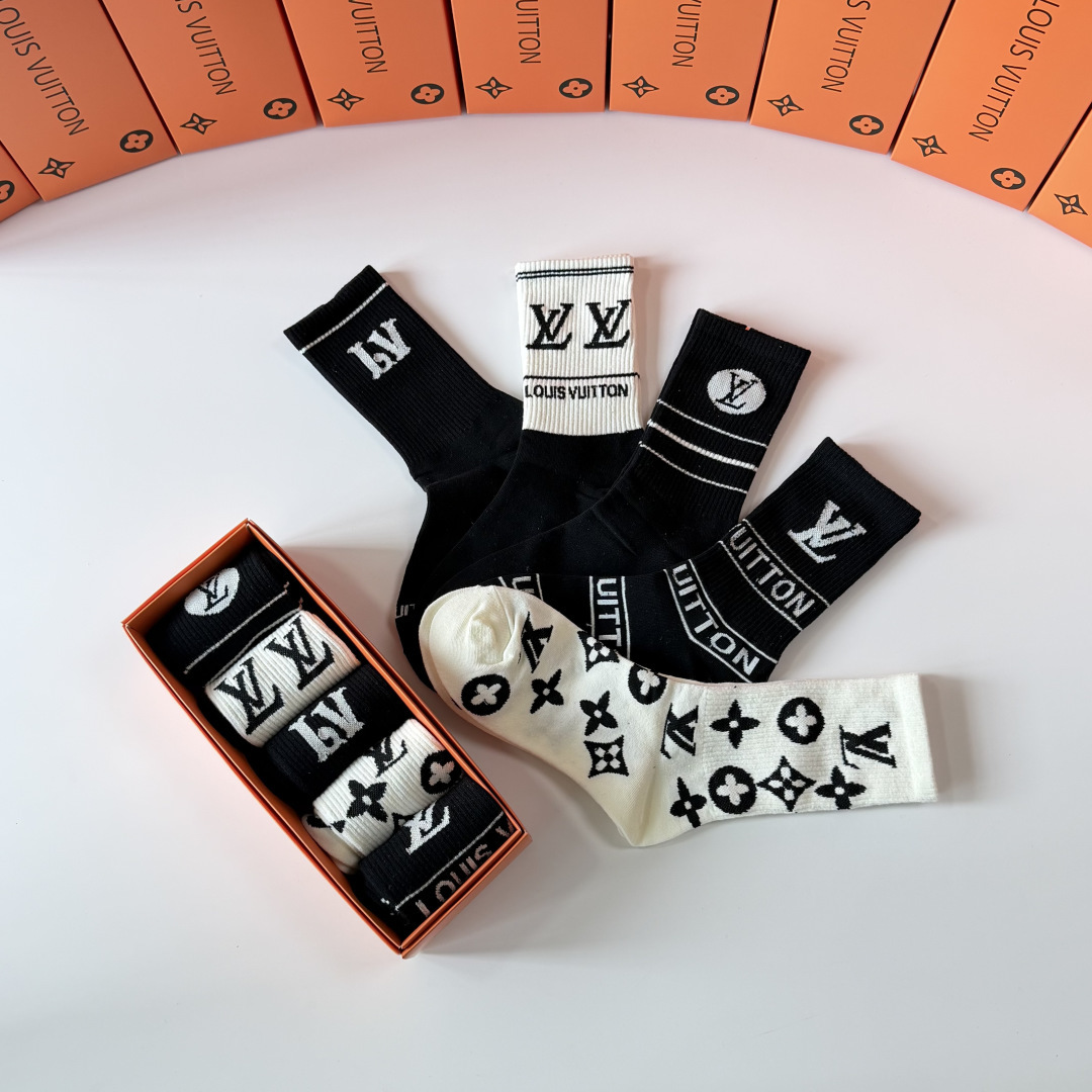 💛配专柜包装 LV（路易威登）新款中长款堆堆袜袜子！一盒五双，专柜同步筒袜袜子，💛大牌出街，潮人必备。超好搭