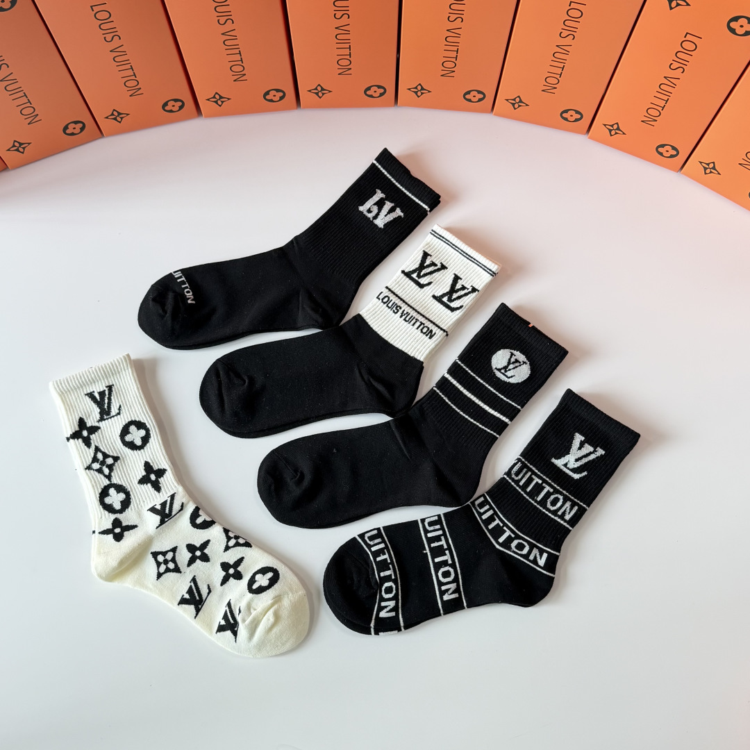 💛配专柜包装 LV（路易威登）新款中长款堆堆袜袜子！一盒五双，专柜同步筒袜袜子，💛大牌出街，潮人必备。超好搭