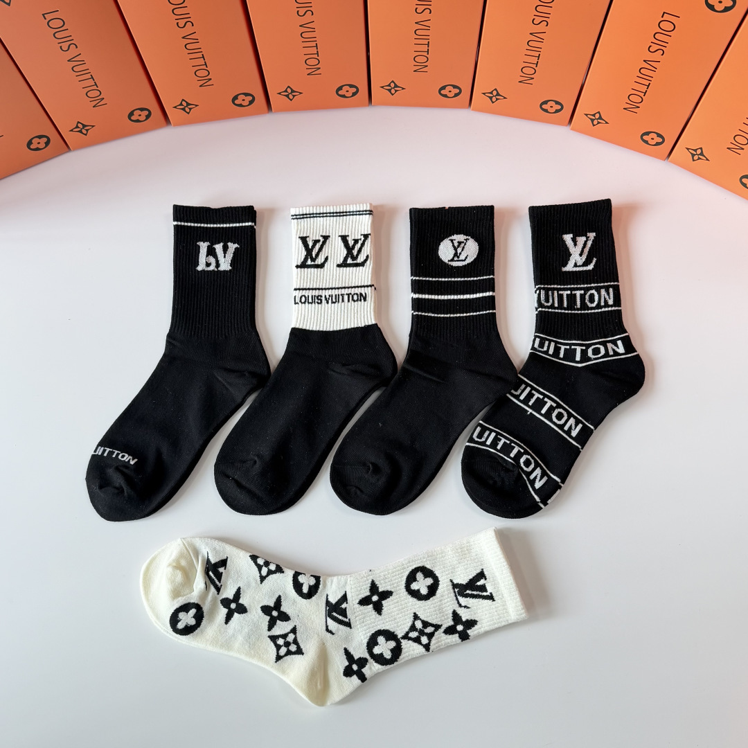 💛配专柜包装 LV（路易威登）新款中长款堆堆袜袜子！一盒五双，专柜同步筒袜袜子，💛大牌出街，潮人必备。超好搭