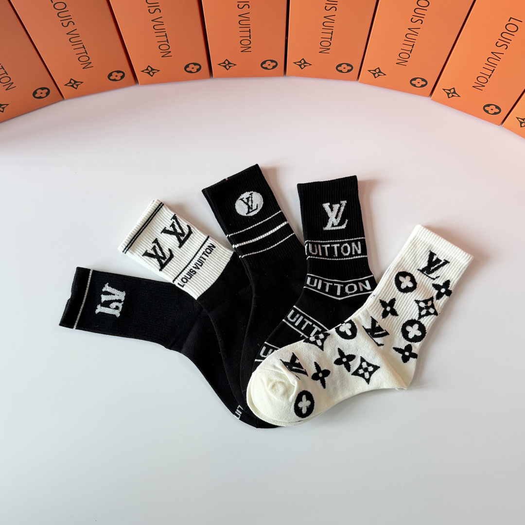 💛配专柜包装 LV（路易威登）新款中长款堆堆袜袜子！一盒五双，专柜同步筒袜袜子，💛大牌出街，潮人必备。超好搭