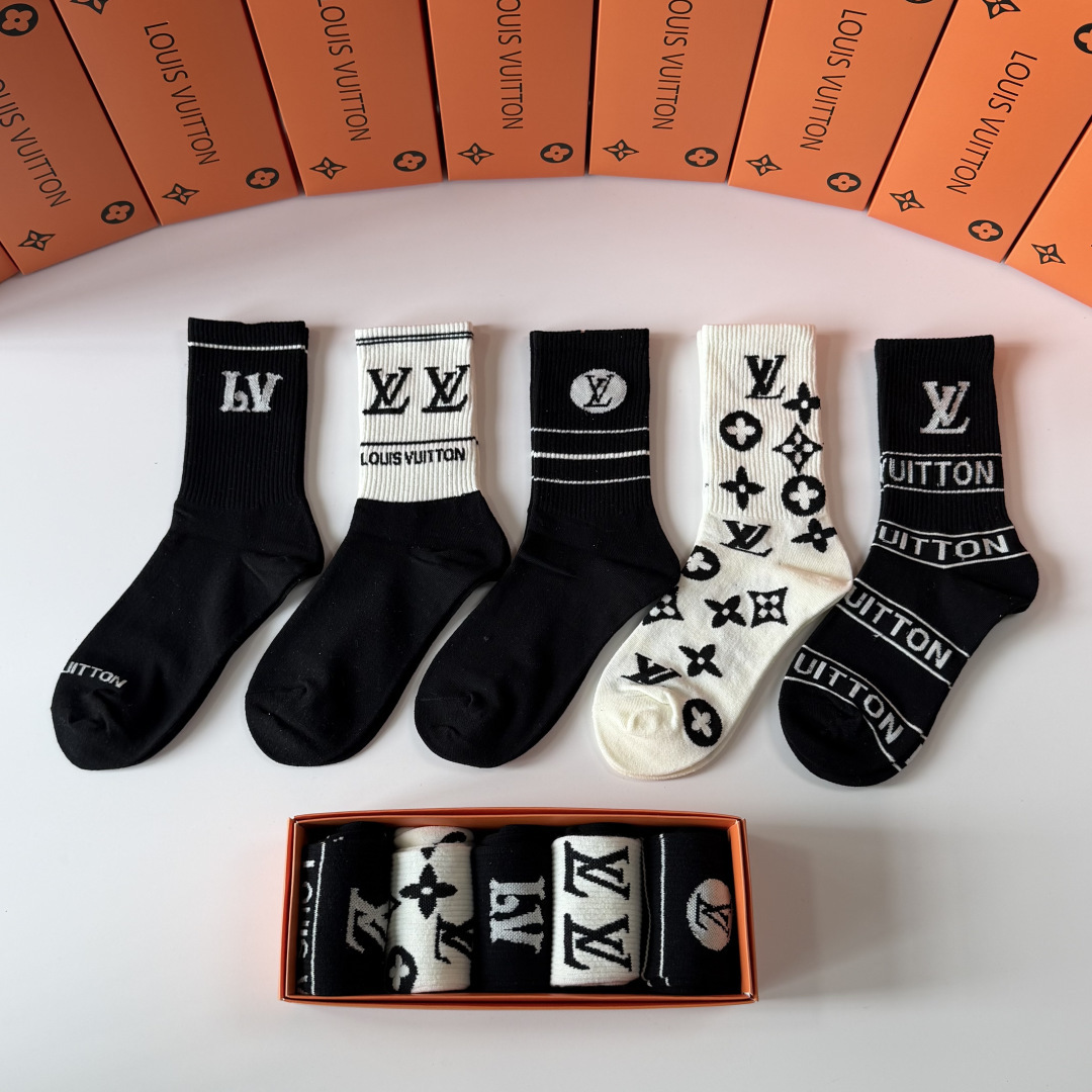 💛配专柜包装 LV（路易威登）新款中长款堆堆袜袜子！一盒五双，专柜同步筒袜袜子，💛大牌出街，潮人必备。超好搭