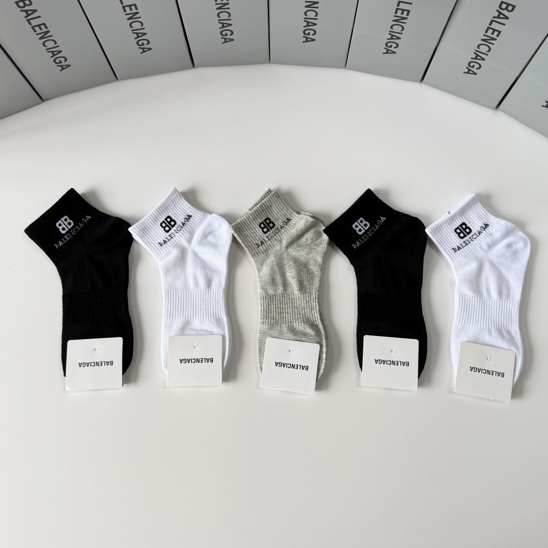 💛配包装 Balenciaga（巴黎世家）新款中短款堆堆袜袜子！一盒五双， 专柜同步筒款袜子，💛大牌出街，潮人必备。超好
