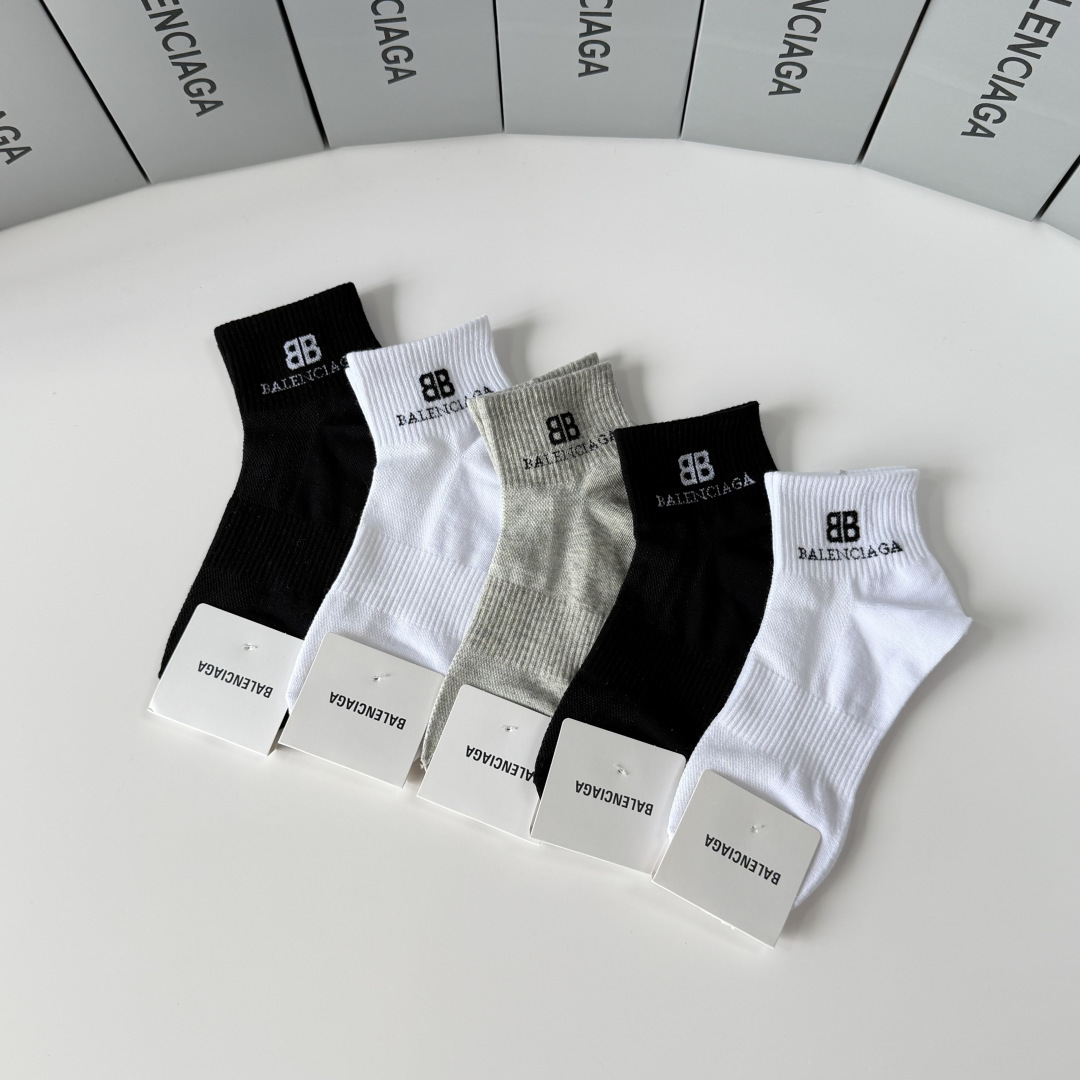 💛配包装 Balenciaga（巴黎世家）新款中短款堆堆袜袜子！一盒五双， 专柜同步筒款袜子，💛大牌出街，潮人必备。超好