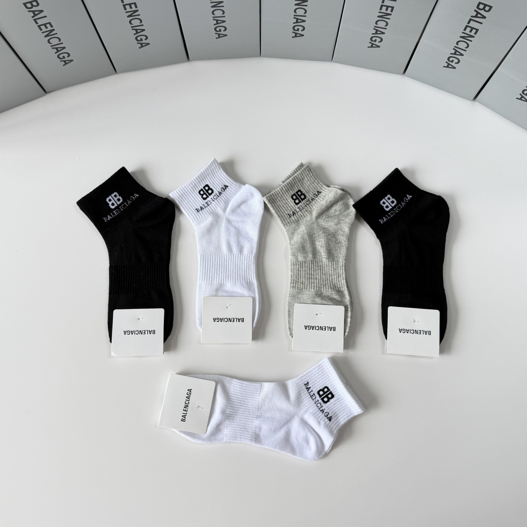 💛配包装 Balenciaga（巴黎世家）新款中短款堆堆袜袜子！一盒五双， 专柜同步筒款袜子，💛大牌出街，潮人必备。超好